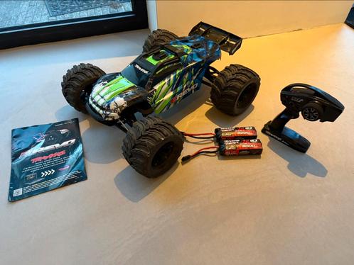 Dikke traxxas E-Revo 2.0 1:8 4x4 incl 2x3s lipo & upgrades, Hobby en Vrije tijd, Modelbouw | Radiografisch | Auto's, Zo goed als nieuw