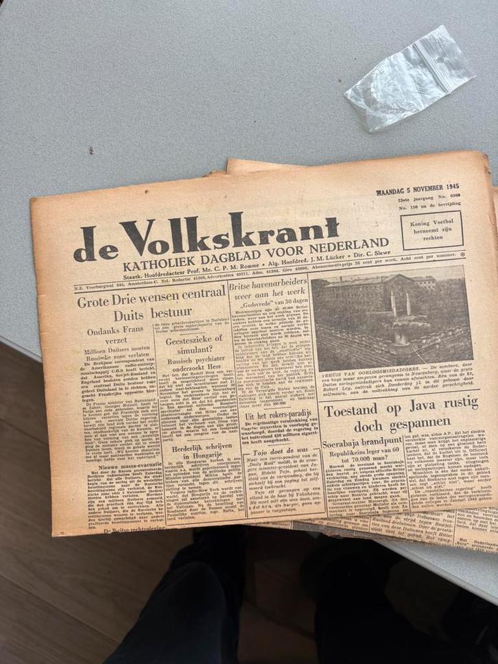 (D) Originele kranten De Volkskrant 1945 – na de bevrijding, Verzamelen, Militaria | Tweede Wereldoorlog, Overige soorten, Boek of Tijdschrift