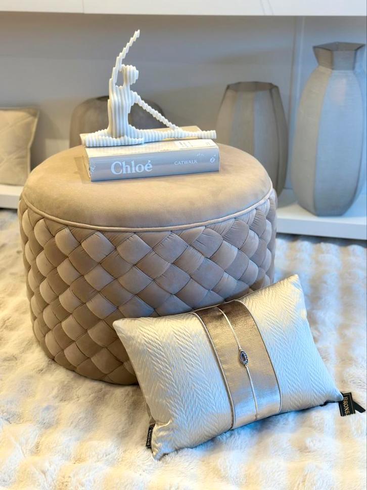 NIEUW luxe velvet poef Colmore, Huis en Inrichting, Banken | Voetenbanken en Poefen, Nieuw, 50 tot 75 cm, Rond, Stof, Ophalen