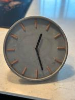 Betonlook klok met koperkleurige wijzers, Huis en Inrichting, Woonaccessoires | Klokken, Ophalen, Zo goed als nieuw, Analoog, Wandklok