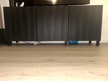 Besta tv meubel met deuren.