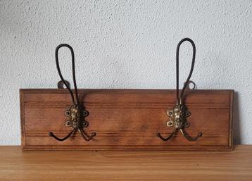 Oud bruin houten wandkapstokje met 2 haken  beschikbaar voor biedingen