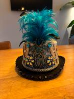 Unieke Blauwe/Gouden Hoed met Veren van Hoofs, Kleding | Dames, Carnavalskleding en Feestkleding, Ophalen of Verzenden, Zo goed als nieuw