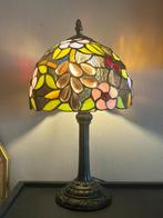 Glas in lood tiffany stijl tafellampen druiven en bloemen, Huis en Inrichting, Lampen | Tafellampen, Baak, Ophalen of Verzenden
