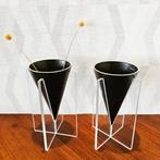 Vazen van Bert Pompe voor Oar Wurk Makkum model Fara jr 80, Zwart, Aardewerk of Porselein, Ophalen of Verzenden, Zo goed als nieuw