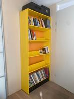 Gele display boekenkast (ook voor tijdschriften), Ophalen of Verzenden, Gebruikt, 25 tot 50 cm