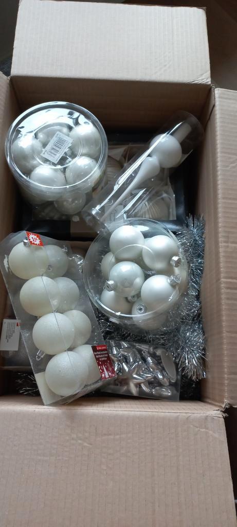 KERSTVERSIERING DOOS VOL! ZILVER/MAT COMPLEET, Diversen, Kerst, Nieuw, Ophalen of Verzenden