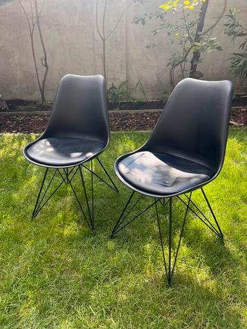 Twee industriële eetkamer kuipstoelen met metalen onderstel. beschikbaar voor biedingen