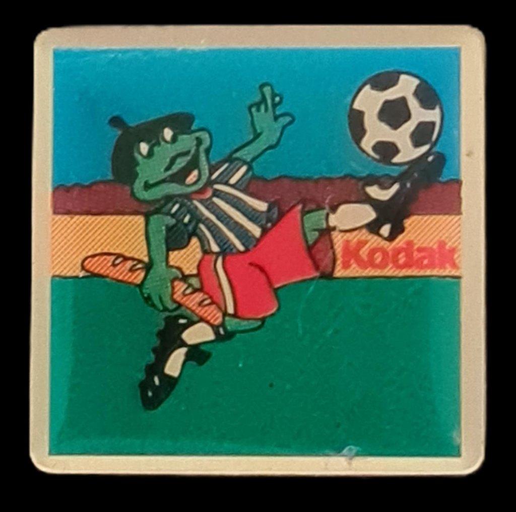 Kikker met voetbal pin, Verzamelen, Speldjes, Pins en Buttons, Verzenden, Zo goed als nieuw, Sport, Speldje of Pin