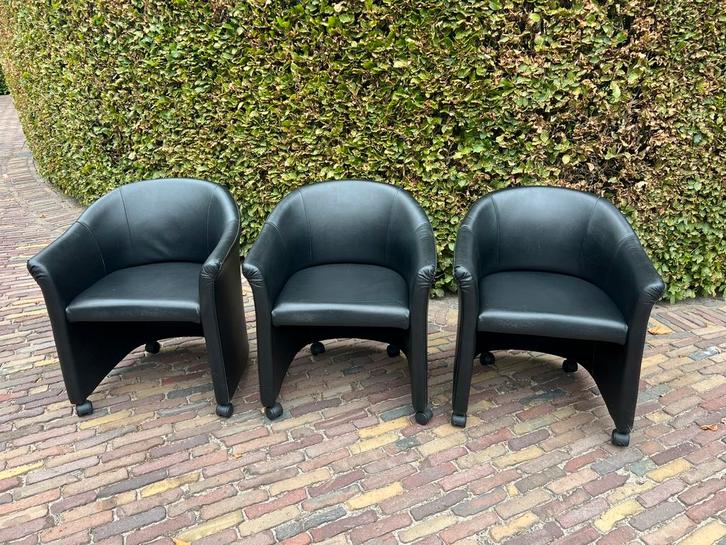Set €75 voor 3 zwarte leren stoelen op wieltjes, Huis en Inrichting, Stoelen, Gebruikt, Leer, Zwart, Ophalen