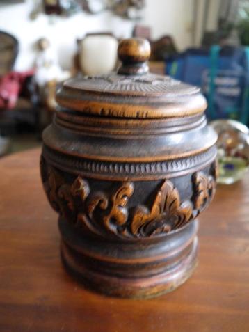 Oude houten tabakspot