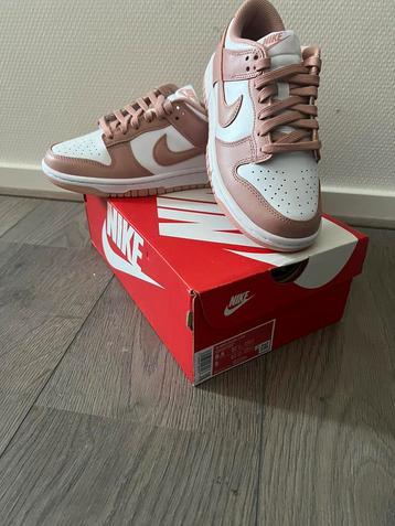 Nike Dunk Low Rose Whisper maat 37,5 beschikbaar voor biedingen