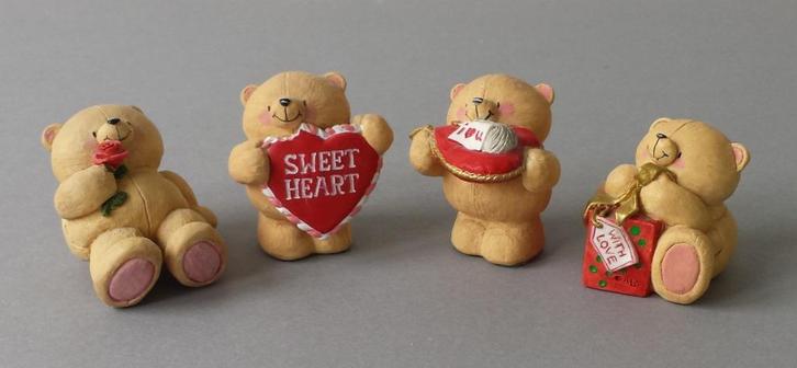 4 Forever Friends Love Beeldjes - lot 4 - Hallmark - jrn. 90, Verzamelen, Beren en Cherished Teddies, Zo goed als nieuw, Beeldje
