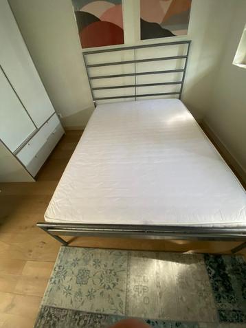 Bedframe + matras gratis af te halen beschikbaar voor biedingen