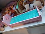 Roze houten poppen bedje barbie rainbow high, Poppenhuis, Gebruikt, Ophalen of Verzenden