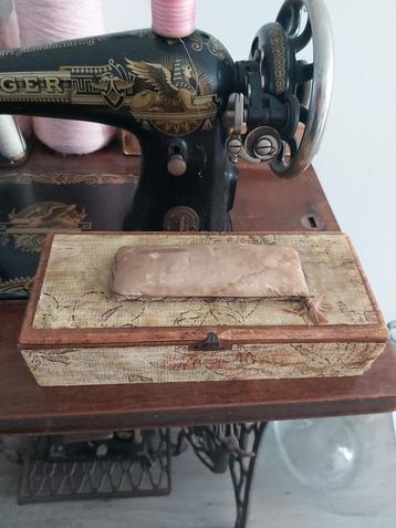 Antiek brocante oude naaidoos fourniturendoos speldenkussen  beschikbaar voor biedingen