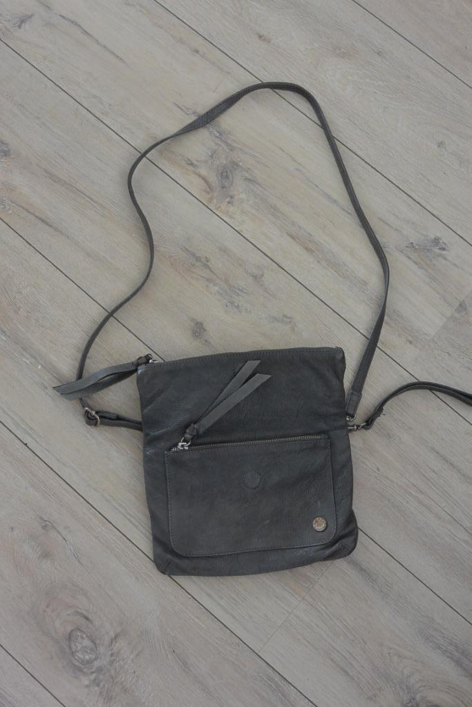 Merel by Frederiek - Mooie grijze tas, Sieraden, Tassen en Uiterlijk, Tassen | Damestassen, Gebruikt, Schoudertasje, Grijs, Ophalen of Verzenden