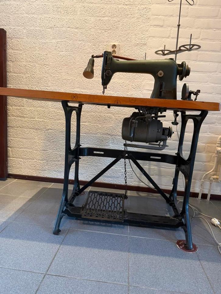 Industriele Husqvarna naaimachine en Merrow lockmachine,220V, Hobby en Vrije tijd, Naaimachines en Toebehoren, Gebruikt, Naaimachine