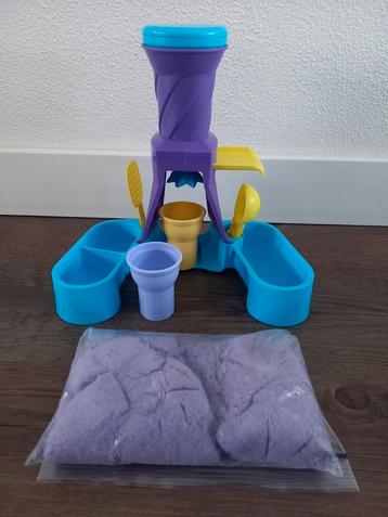 IJsjes maker met kinetic sand / kinetisch zand  beschikbaar voor biedingen