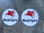 2 MOBILGAS benzinepomp stickers sticker. Benzine olie., Verzamelen, Ophalen of Verzenden, Gebruikt, Gebruiksvoorwerp