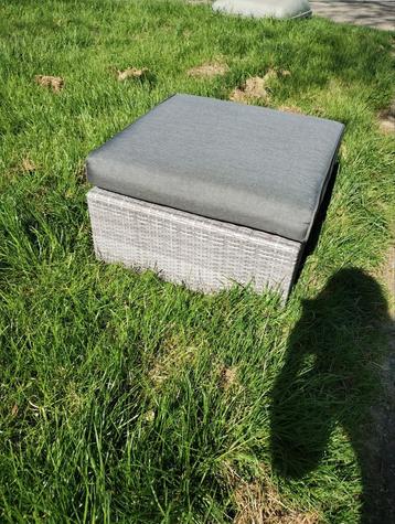 Hocker met kussen  beschikbaar voor biedingen