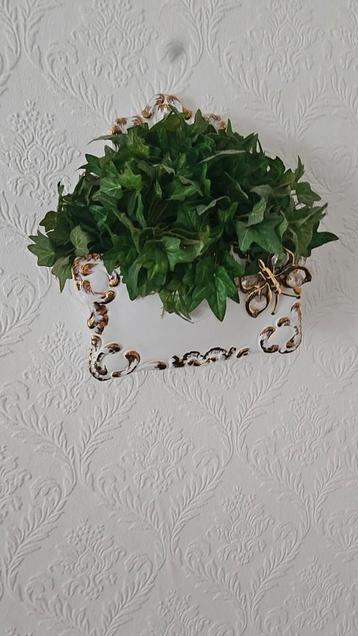 Wandbakje met decoratie beschikbaar voor biedingen
