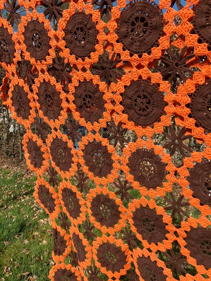 Vintage sprei gehaakt bruin oranje bloem katoen, Huis en Inrichting, Woonaccessoires | Plaids en Woondekens, Zo goed als nieuw