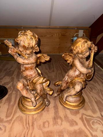 Prachtig paar handgesneden houten cherubs beschikbaar voor biedingen
