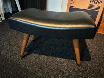Vintage voetenbank met houten poten – retro look beschikbaar voor biedingen