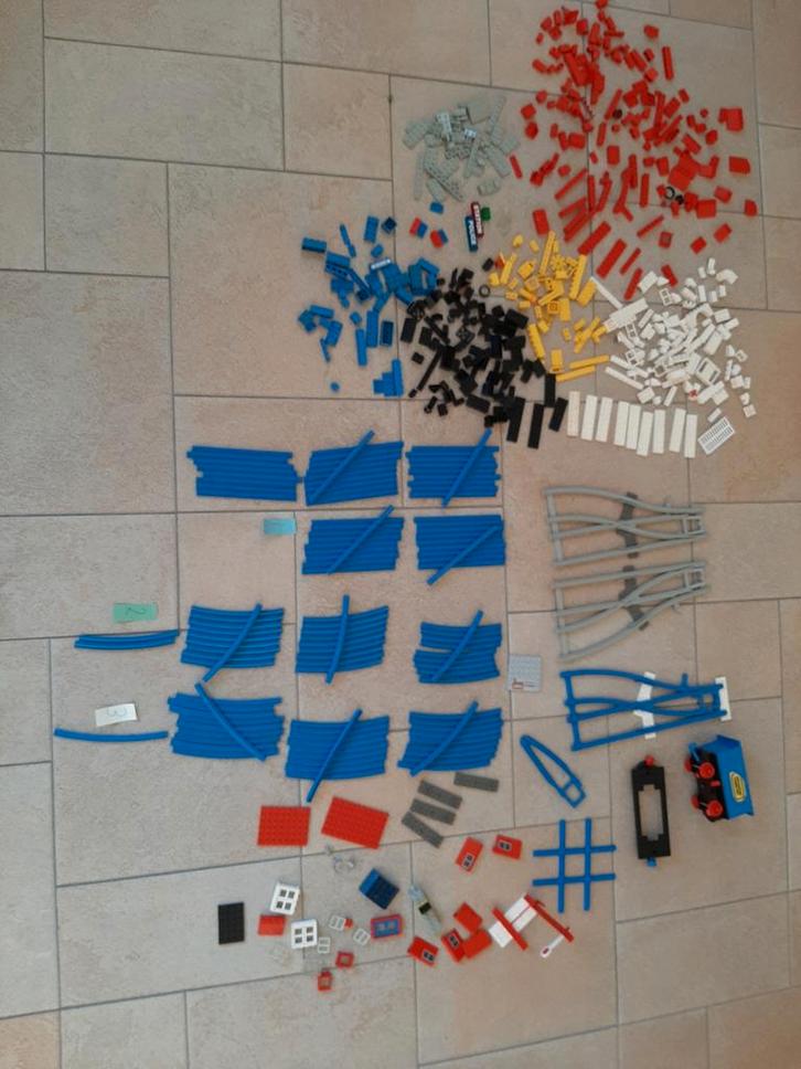 Opbergbak met blauwe treinrails 2 locomotieven enz, Kinderen en Baby's, Speelgoed | Duplo en Lego, Gebruikt, Lego, Ophalen of Verzenden