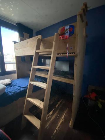 Echt ‘Dutch Wood’ grachtenpand hoogslaper met bureau beschikbaar voor biedingen