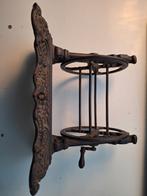 Maten : 19 x 11.5 cm en 1.1 kg. Bovenaan zit een soort mesje, Ophalen of Verzenden