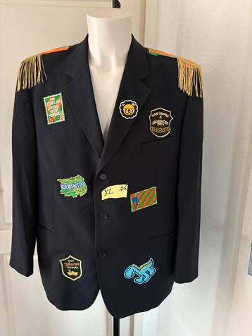 (26) Kruikenstad Colbert/Jas maat XL emblemen carnaval beschikbaar voor biedingen
