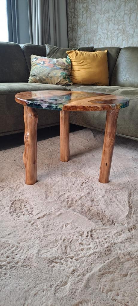 salontafel glasstenen epoxy olijfhout olijfhouten poten, Huis en Inrichting, Tafels | Salontafels, Zo goed als nieuw, Minder dan 50 cm