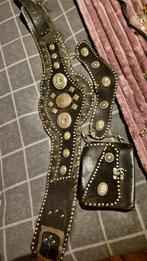 Twee historische leren riemen met leren armbanden, Ophalen of Verzenden, Zo goed als nieuw, Overige kleuren