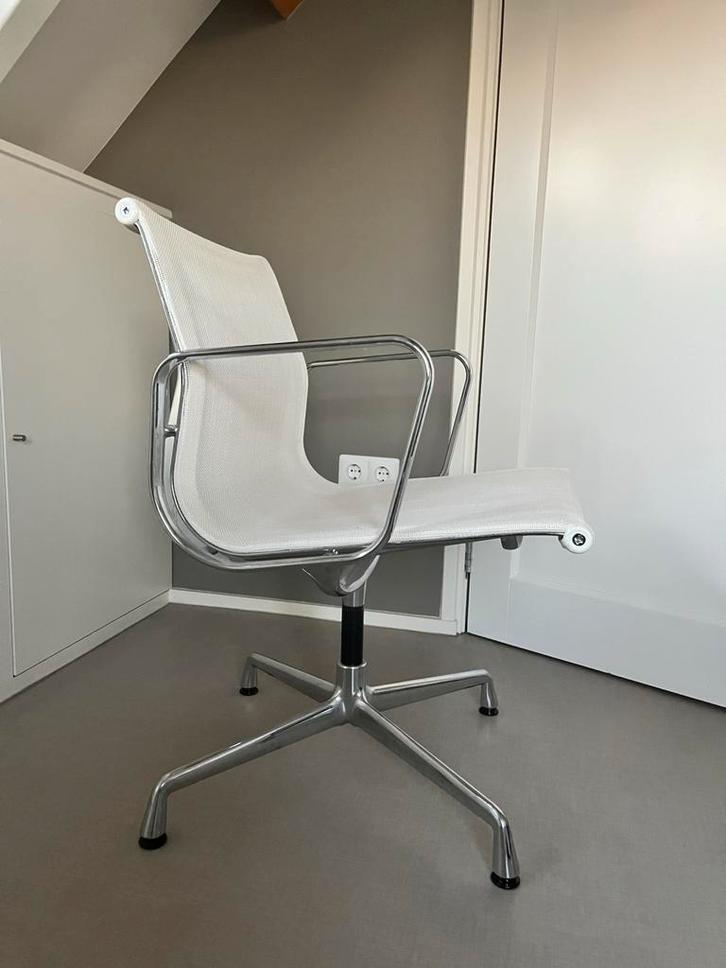 Vitra eames EA 108 stoel wit netweave, draaibaar, Huis en Inrichting, Bureaustoelen, Zo goed als nieuw, Bureaustoel, Wit, Ergonomisch