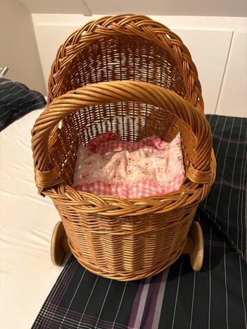 Rieten poppenwagen beschikbaar voor biedingen