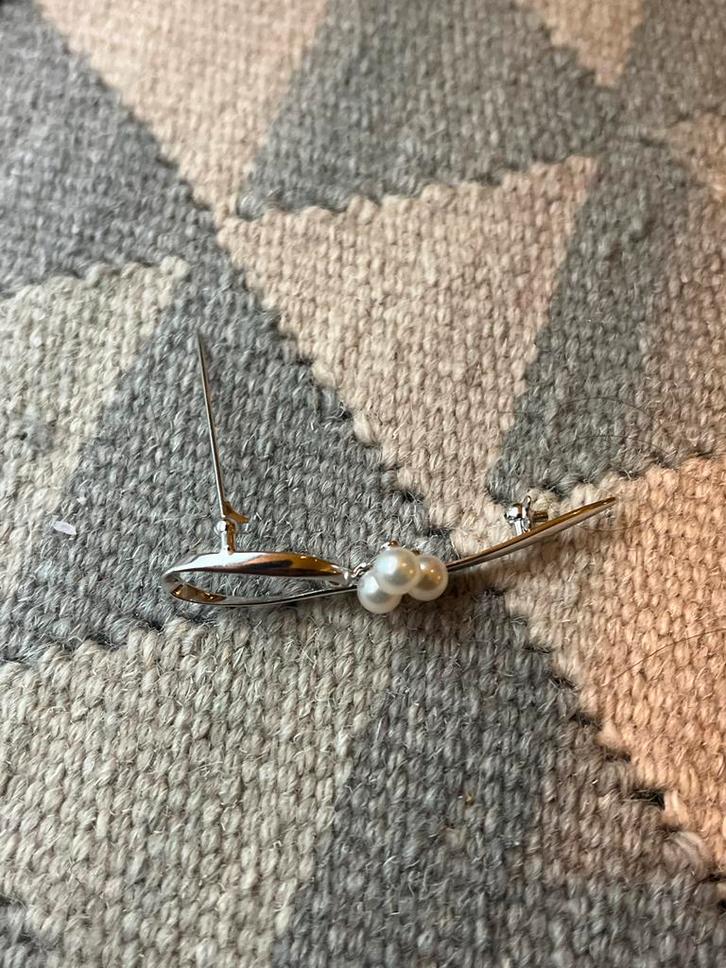 Exclusieve Zilverkleurige Broche met Parels Vintage Chic, Sieraden, Tassen en Uiterlijk, Broches, Zo goed als nieuw, Ophalen of Verzenden