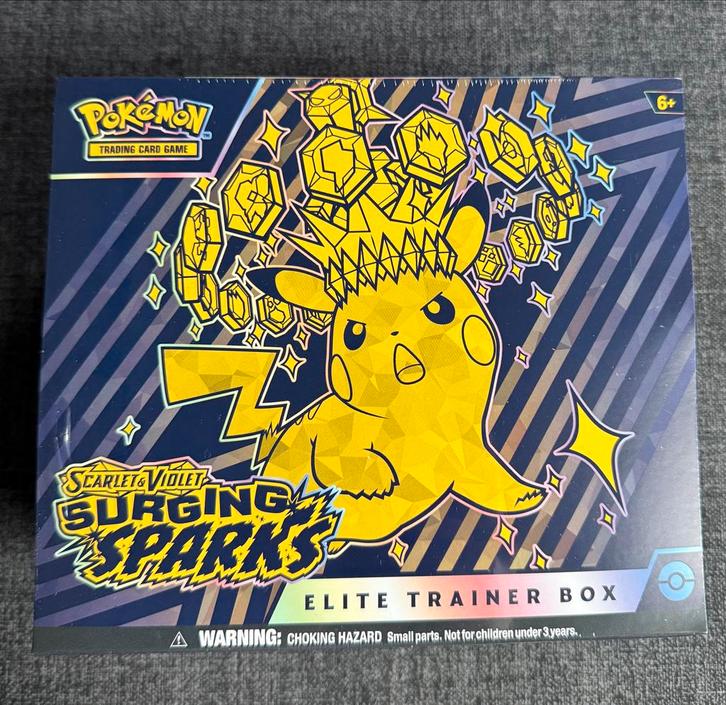 Pokémon Surging Sparks Elite Trainer Box, Hobby en Vrije tijd, Verzamelkaartspellen | Pokémon, Nieuw, Overige typen, Foil, Ophalen