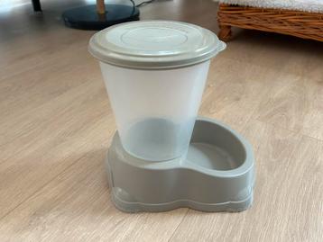 Waterdispenser hond/ kat inhoud ca 1 liter beschikbaar voor biedingen