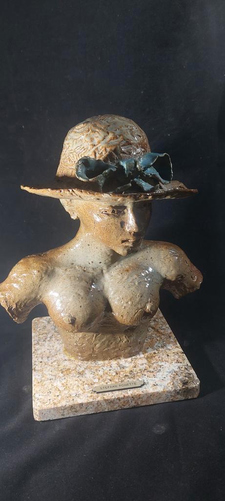Keramisch Buste met Hoed van Stefaan Ponette, Antiek en Kunst, Kunst | Beelden en Houtsnijwerken, Ophalen of Verzenden