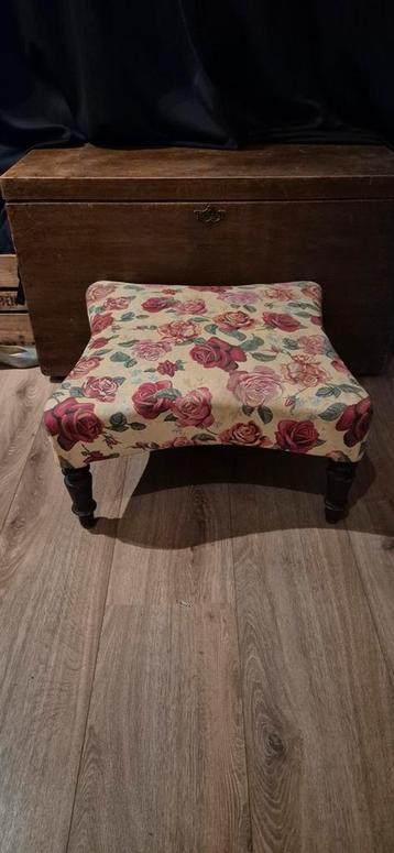 prachtig antiek voetenbankje beschikbaar voor biedingen