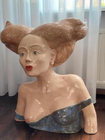 keramische sculpture vrouwbuste beschikbaar voor biedingen