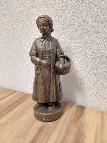 Bronskleurige Vintage Beeld: De contente vrouw beschikbaar voor biedingen