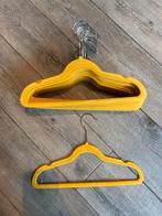 Hema hangers kind verlours oker geel, Ophalen of Verzenden, Zo goed als nieuw, Hout, Kinderen