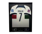 Cristiano Ronaldo Portugal 2022 ingelijst uit shirt, Verzamelen, Sportartikelen en Voetbal, Buitenlandse clubs, Soccersignings.nl