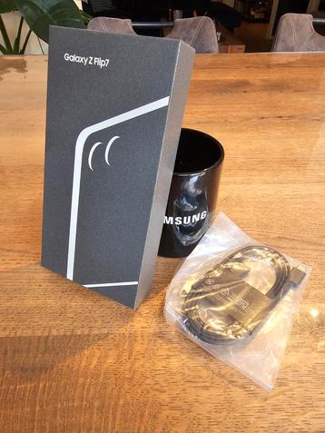 Samsung Galaxy Flip7 256GB Jetblack + Samsung mok + kabel beschikbaar voor biedingen