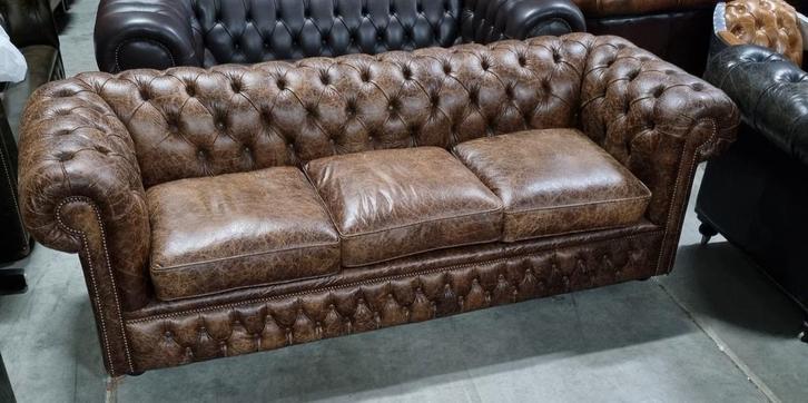 Vintage Chesterfield bank 2.15 meter bruin leer + BEZORGING, Huis en Inrichting, Banken | Bankstellen, Gebruikt, Rechte bank, 200 tot 250 cm