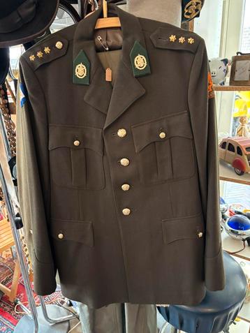 Militaire tenues beschikbaar voor biedingen