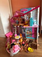 Barbie huis Malibu + barbies, Ophalen of Verzenden, Zo goed als nieuw, Toebehoren